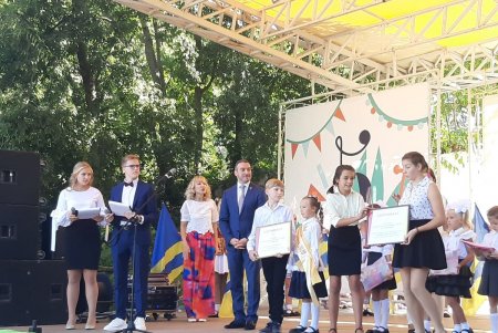 Первый звонок в Зеленом театре: город организовал яркое начало учебного года для первоклассников и выпускников (фото)