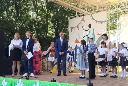 Первый звонок в Зеленом театре: город организовал яркое начало учебного года для первоклассников и выпускников (фото)