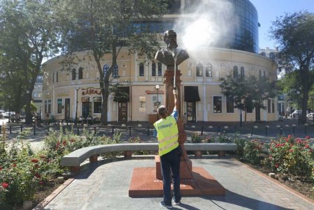 Накануне Дня города коммунальщики отмыли монументы и памятники архитектуры (фото)