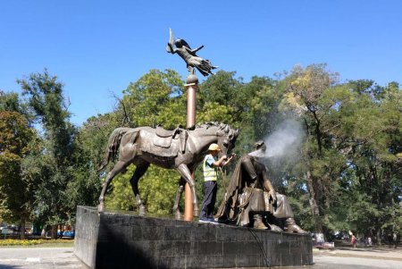 Накануне Дня города коммунальщики отмыли монументы и памятники архитектуры (фото)