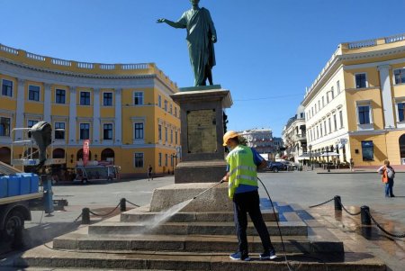 Накануне Дня города коммунальщики отмыли монументы и памятники архитектуры (фото)