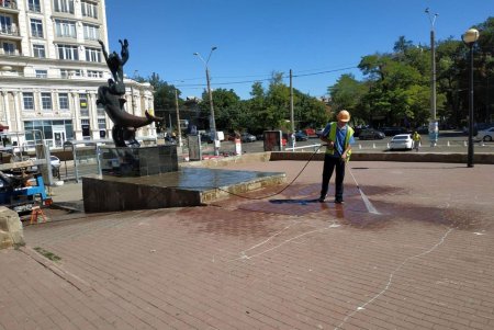 Накануне Дня города коммунальщики отмыли монументы и памятники архитектуры (фото)