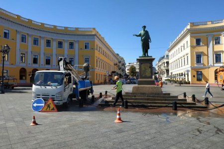 Накануне Дня города коммунальщики отмыли монументы и памятники архитектуры (фото)