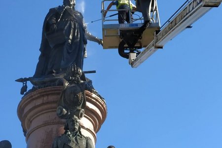 Накануне Дня города коммунальщики отмыли монументы и памятники архитектуры (фото)