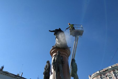 Накануне Дня города коммунальщики отмыли монументы и памятники архитектуры (фото)