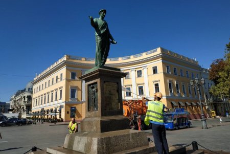 Накануне Дня города коммунальщики отмыли монументы и памятники архитектуры (фото)