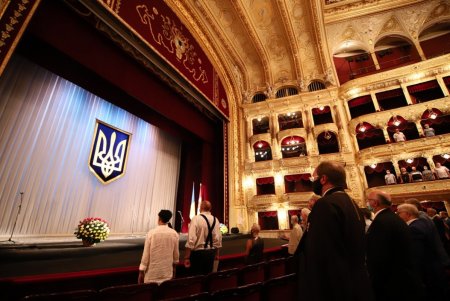 Мэр вручил почетные награды девятерым одесситам за вклад в развитие города (фото)