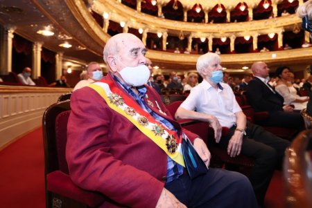 Мэр вручил почетные награды девятерым одесситам за вклад в развитие города (фото)