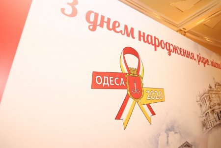 Мэр вручил почетные награды девятерым одесситам за вклад в развитие города (фото)