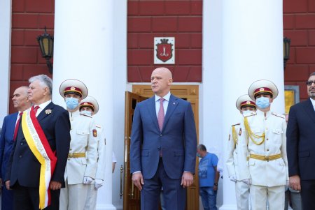 День города: на Думской площади торжественно подняли флаг Одессы (фоторепортаж)