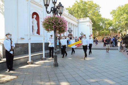 День города: на Думской площади торжественно подняли флаг Одессы (фоторепортаж)