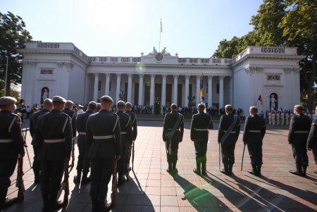 День города: на Думской площади торжественно подняли флаг Одессы (фоторепортаж)