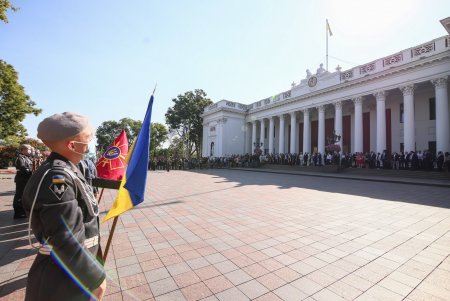 День города: на Думской площади торжественно подняли флаг Одессы (фоторепортаж)
