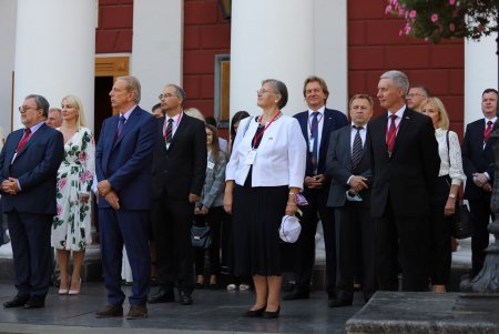 День города: на Думской площади торжественно подняли флаг Одессы (фоторепортаж)