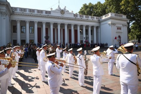 День города: на Думской площади торжественно подняли флаг Одессы (фоторепортаж)