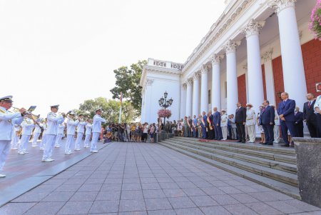 День города: на Думской площади торжественно подняли флаг Одессы (фоторепортаж)
