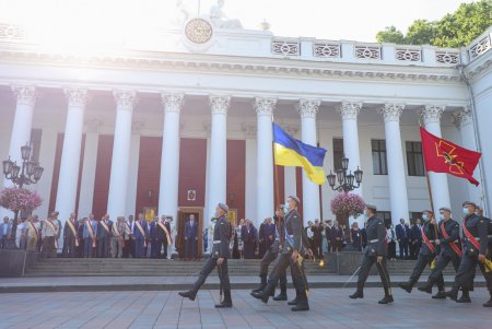 День города: на Думской площади торжественно подняли флаг Одессы (фоторепортаж)