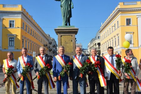 Почетные граждане города возложили цветы к памятникам основателям Одессы (фото)