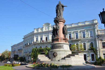 Почетные граждане города возложили цветы к памятникам основателям Одессы (фото)