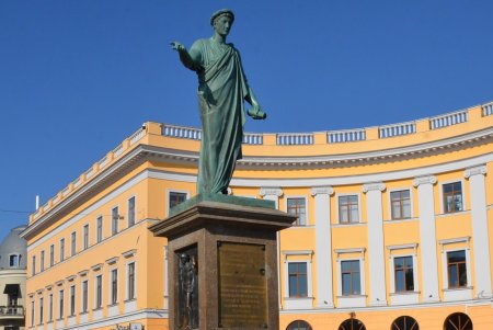 Почетные граждане города возложили цветы к памятникам основателям Одессы (фото)