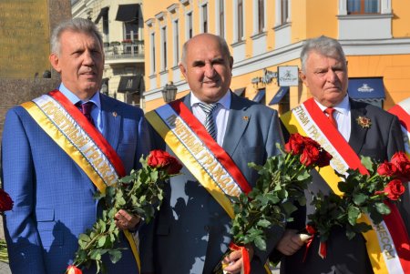 Почетные граждане города возложили цветы к памятникам основателям Одессы (фото)