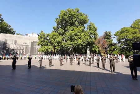 На Думской площади состоялась церемония поднятия флага города (фото, видео)