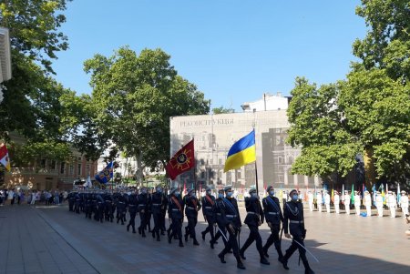 На Думской площади состоялась церемония поднятия флага города (фото, видео)
