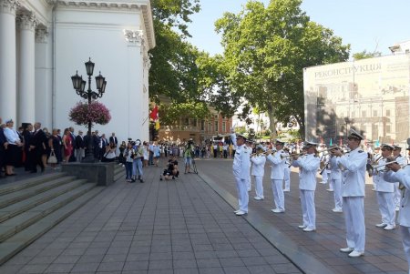 На Думской площади состоялась церемония поднятия флага города (фото, видео)