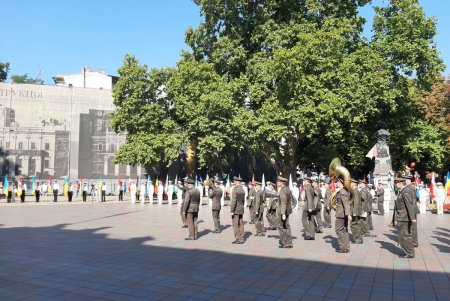 На Думской площади состоялась церемония поднятия флага города (фото, видео)