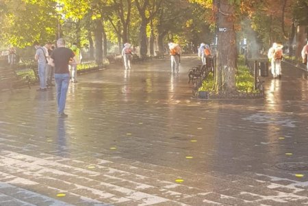 Перед праздничными мероприятиями коммунальщики провели масштабную дезинфекцию в центре Одессы (фото, видео)