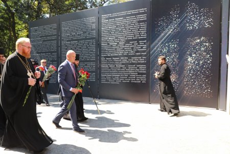Мэр на открытии Мемориальной стены в Преображенском парке: «Мы сохраним для потомков имена основателей Одессы» (фото)