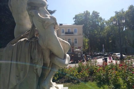 Вандалы повредили часть скульптурной композиции «Лаокоон» (фото)