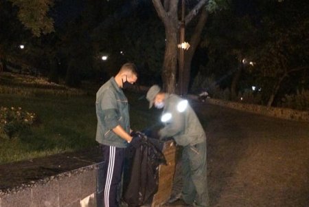 Во время празднования Дня города чистоту на улицах и в парках поддерживали дополнительные бригады коммунальщиков (фото)