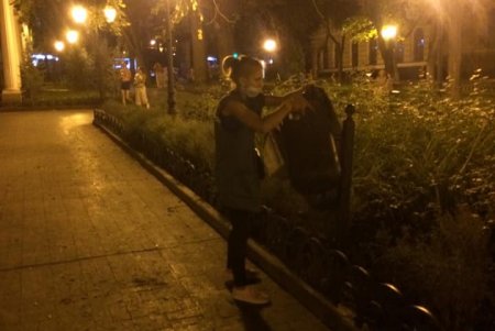 Во время празднования Дня города чистоту на улицах и в парках поддерживали дополнительные бригады коммунальщиков (фото)
