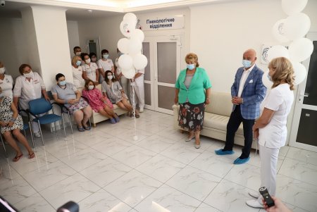 Мэр Одессы поздравил родителей первой рожденной в День города девочки (фото)