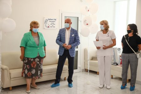 Мэр Одессы поздравил родителей первой рожденной в День города девочки (фото)