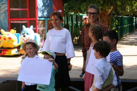 «Веселые уроки» в зоопарке: юные одесситы участвовали в викторинах и смотрели, как кормят арбузами слониху Венди (фото)