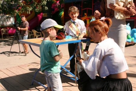 «Веселые уроки» в зоопарке: юные одесситы участвовали в викторинах и смотрели, как кормят арбузами слониху Венди (фото)