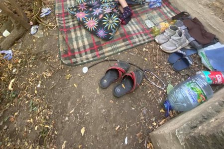 Ребенок с ограниченными возможностями и его родители три дня жили в одесском парке под забором (фото)