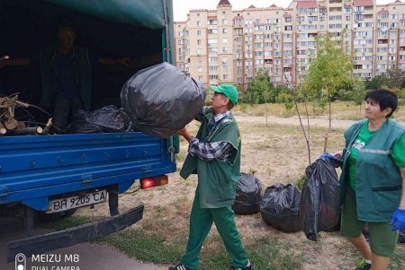 Коммунальщики следят за чистотой в парках и скверах, ежедневно дезинфицируют детские и спортплощадки (фото)