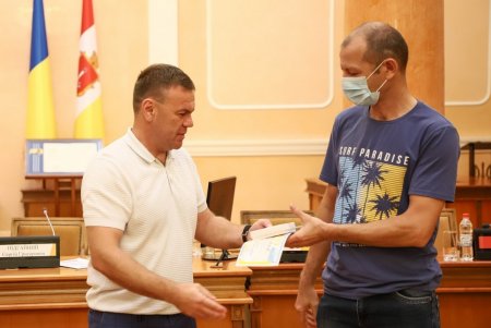 В мэрии вручили почетные награды самым активным участникам акции «Подвези медика» (фото)
