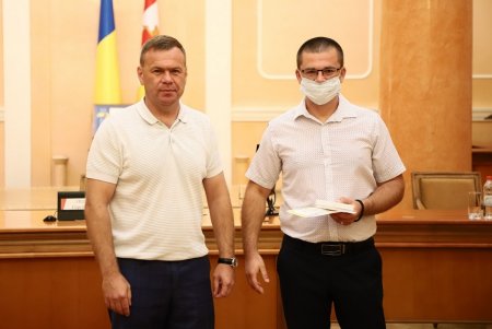 В мэрии вручили почетные награды самым активным участникам акции «Подвези медика» (фото)