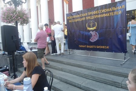 Одесские предприниматели провели на Думской площади акцию протеста против законов, которые их разоряют (фото)