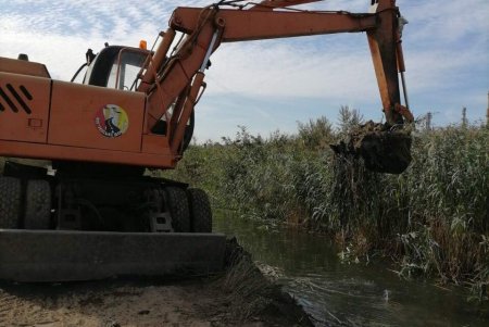 Для безопасности и комфорта автомобилистов коммунальщики регулярно меняют решетки и очищают дождеприемники (фото)