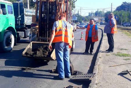 Для безопасности и комфорта автомобилистов коммунальщики регулярно меняют решетки и очищают дождеприемники (фото)
