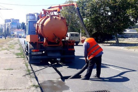 Для безопасности и комфорта автомобилистов коммунальщики регулярно меняют решетки и очищают дождеприемники (фото)