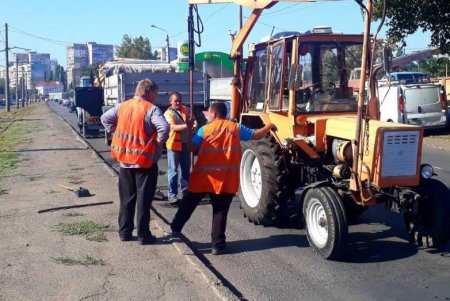 Для безопасности и комфорта автомобилистов коммунальщики регулярно меняют решетки и очищают дождеприемники (фото)