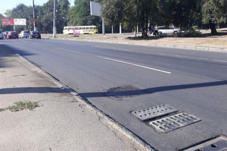 Для безопасности и комфорта автомобилистов коммунальщики регулярно меняют решетки и очищают дождеприемники (фото)