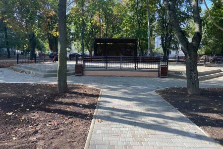 Сквер возле кинотеатра «Вымпел» озеленили и отремонтировали в нем площадки для проведения массовых мероприятий (фото)