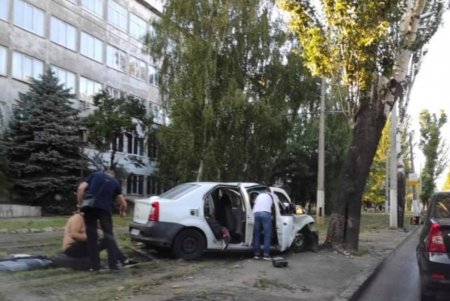 В Суворовском районе в результате столкновения автомобиля с деревом пострадали три человека (фото)